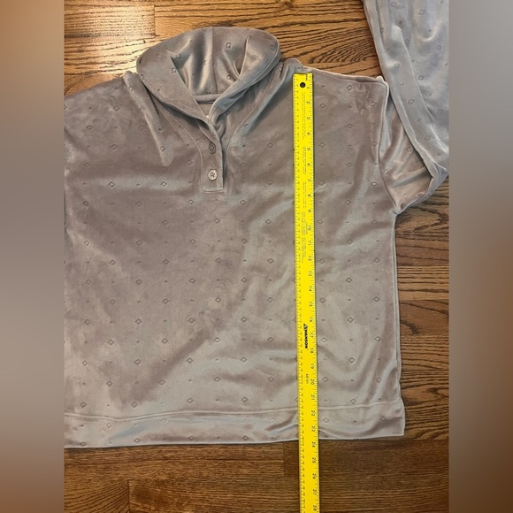 Carole Hochman Rolled Collar Two-Piece Lounge Set
Taupe/Light Rose, Size Large - Picture 10 of 12